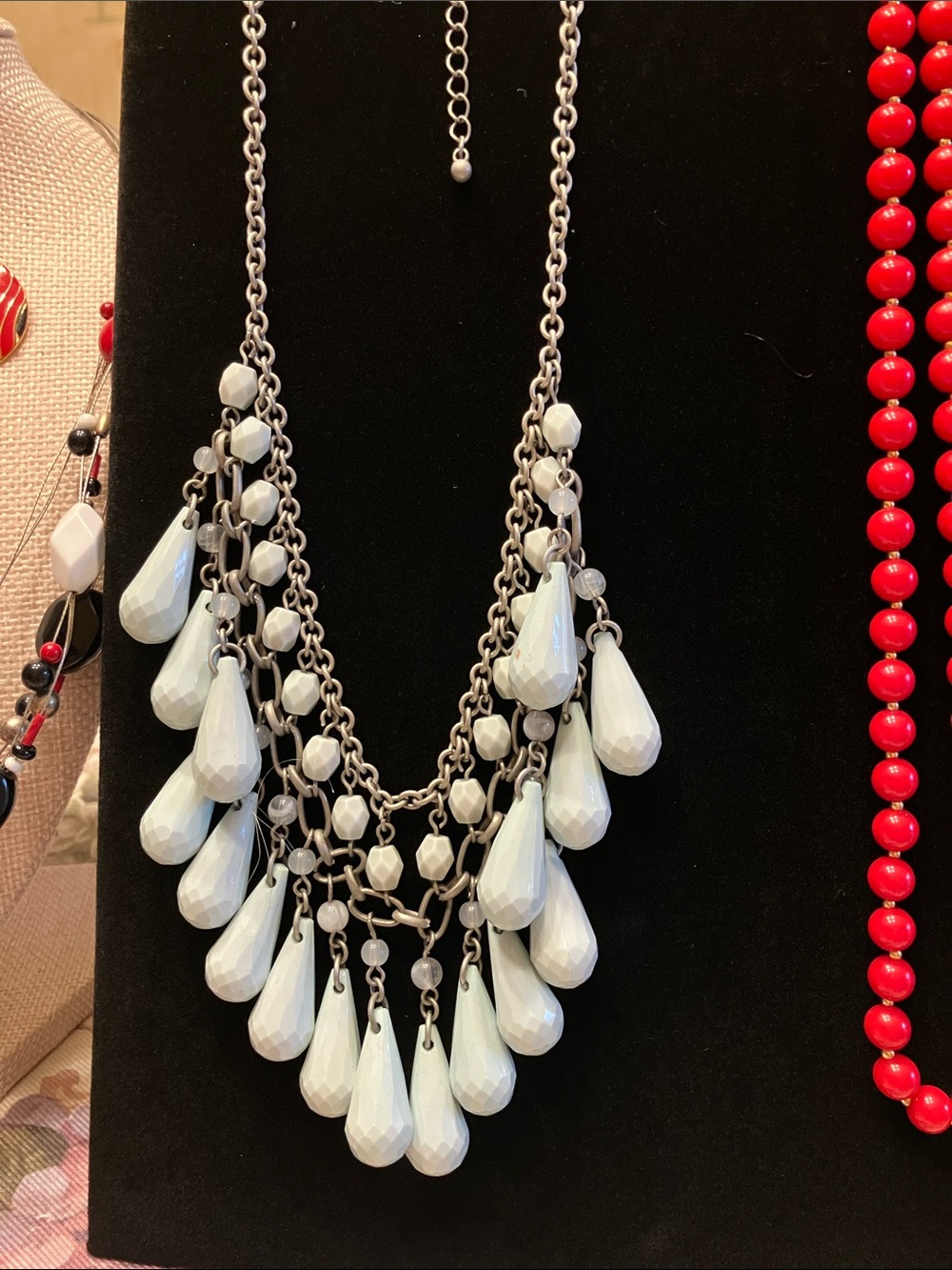 BUNDLE SALE 7 NECKLACES AND 2 PAIRS OF PIERCED EARRINGS. - Picture 13 of 13